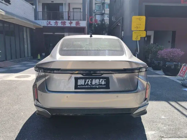 Lexus ES — Фото автомобиля 8