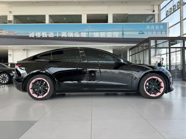 Tesla Model 3 — Фото автомобиля 2