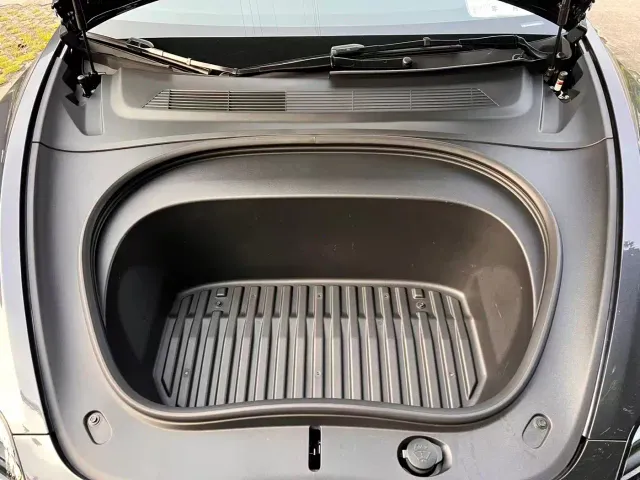 Tesla Model 3 — Фото автомобиля 17