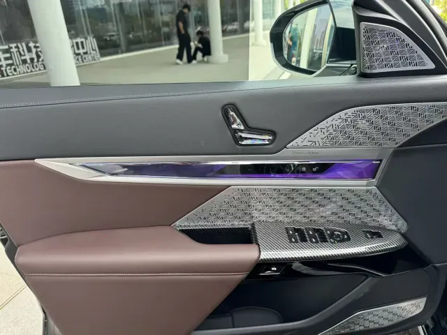 BMW i7 — Фото автомобиля 4