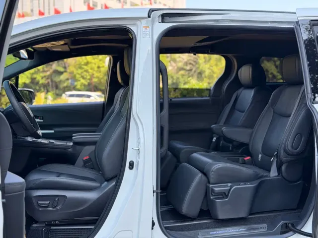 Toyota Sienna — Фото автомобиля 8