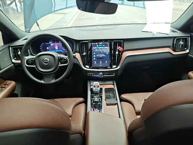 Volvo S60 — Фото автомобиля 9