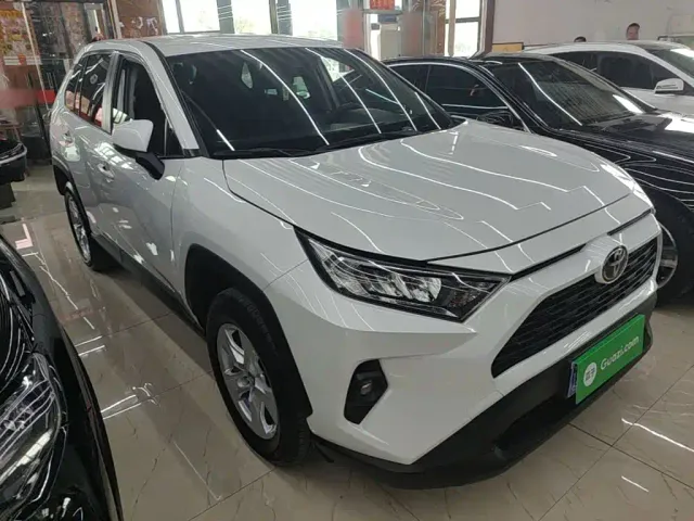 Toyota RAV4 — Фото автомобиля 3