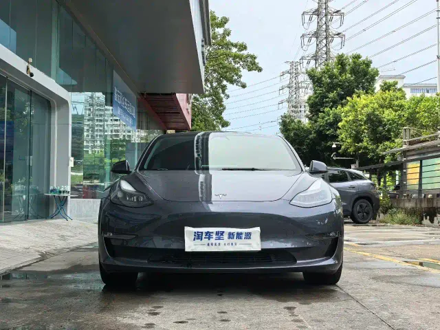 Tesla Model 3 — Фото автомобиля 4