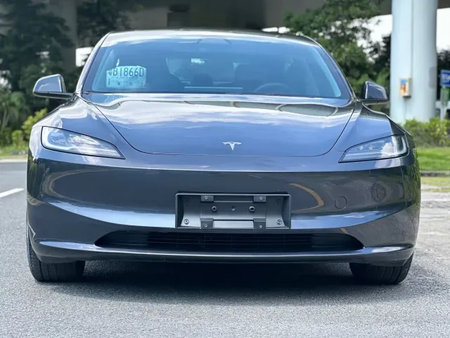 Tesla Model 3 — Фото автомобиля 2