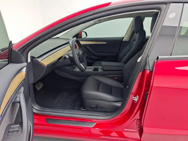 Tesla Model 3 — Фото автомобиля 14