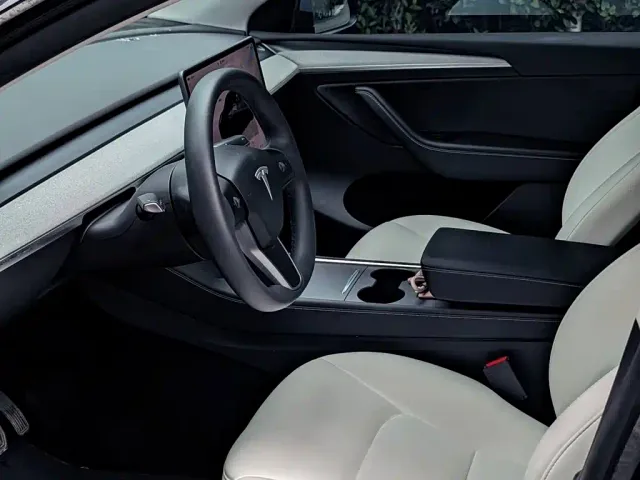 Tesla Model Y — Фото автомобиля 14