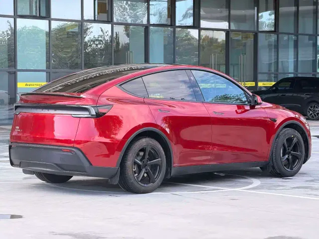 Tesla Model Y — Фото автомобиля 9