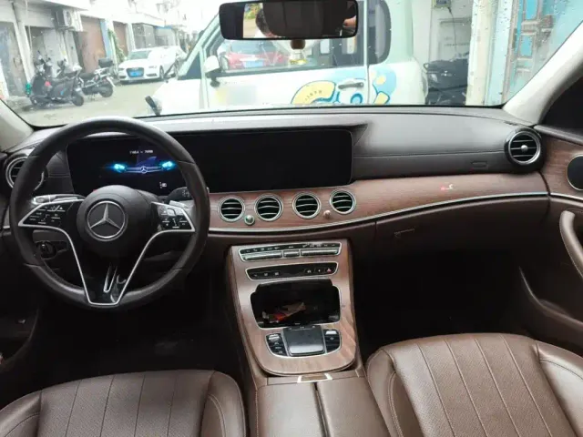 Mercedes-Benz E-Class — Фото автомобиля 12