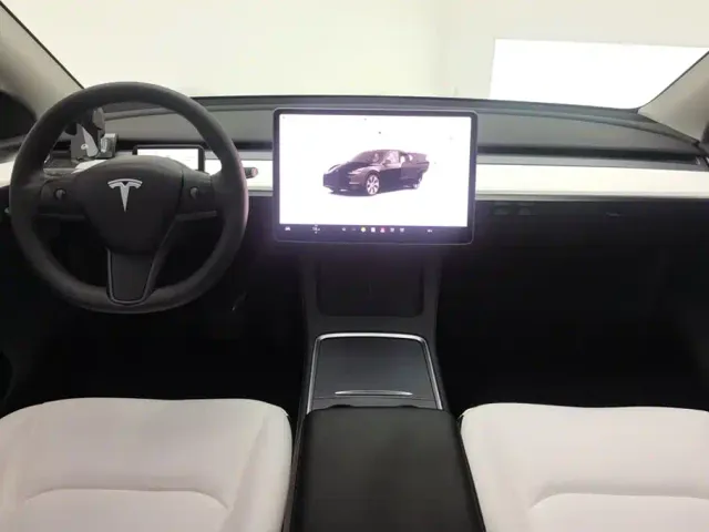 Tesla Model Y — Фото автомобиля 12