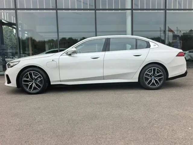 BMW i5 — Фото автомобиля 3