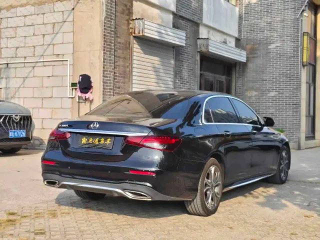 Mercedes-Benz E-Class — Фото автомобиля 3