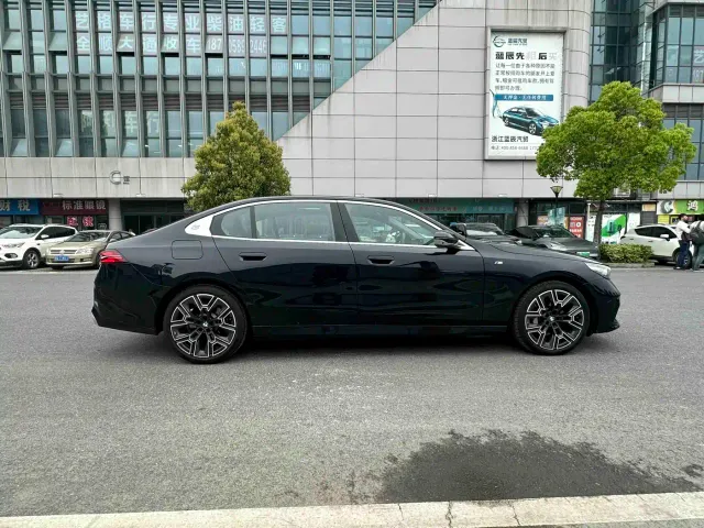 BMW 5 Series — Фото автомобиля 6
