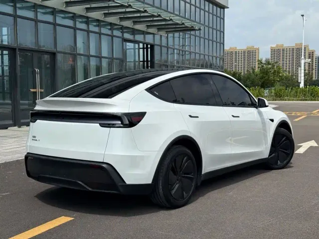 Tesla Model Y — Фото автомобиля 4