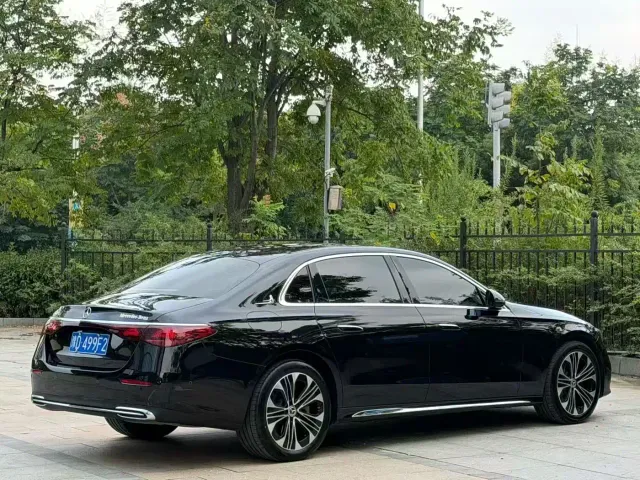 Mercedes-Benz E-Class — Фото автомобиля 5