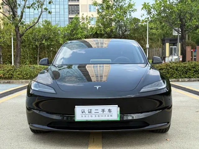 Tesla Model 3 — Фото автомобиля 2