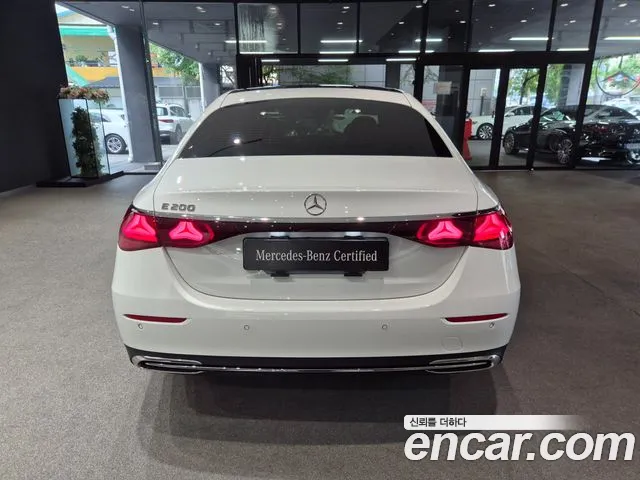 Mercedes-Benz E-Class — Фото автомобиля 4