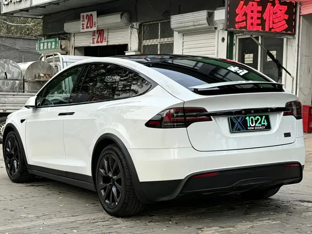 Tesla Model X — Фото автомобиля 5
