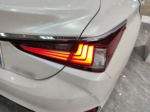 Lexus ES — Фото автомобиля 23