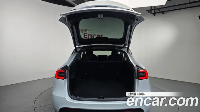 Tesla Model Y — Фото автомобиля 23