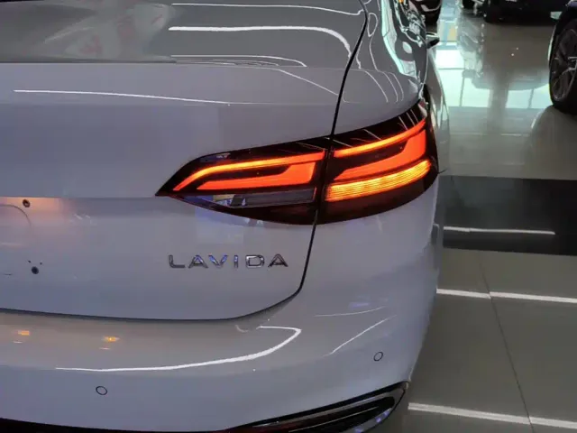 Volkswagen Lavida — Фото автомобиля 7