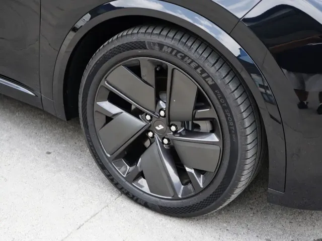 Li Auto L8 — Фото автомобиля 10
