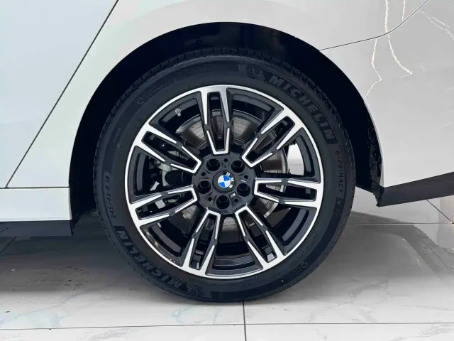 BMW 5 Series — Фото автомобиля 12