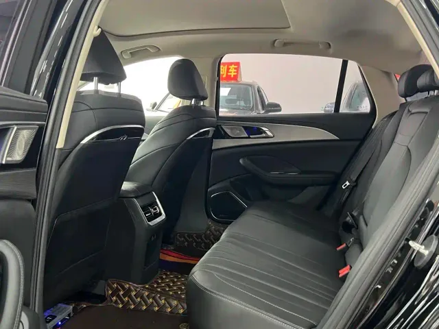 Hongqi H5 — Фото автомобиля 24