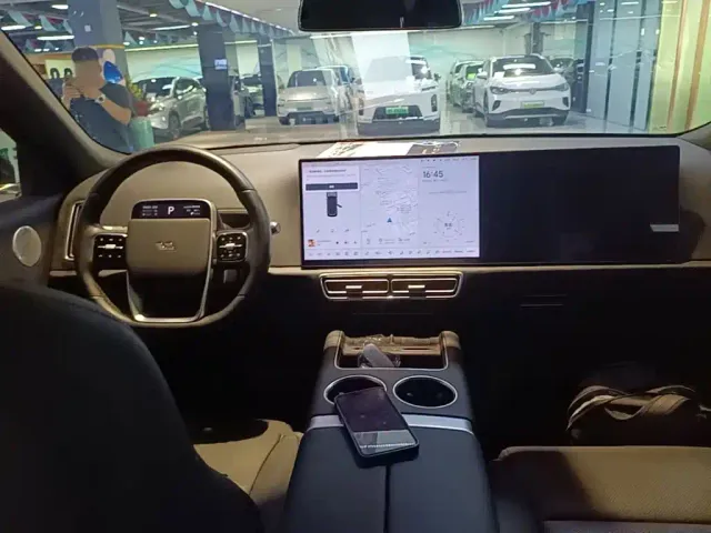 Li Auto L8 — Фото автомобиля 9