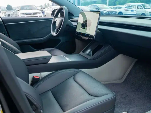 Tesla Model 3 — Фото автомобиля 13