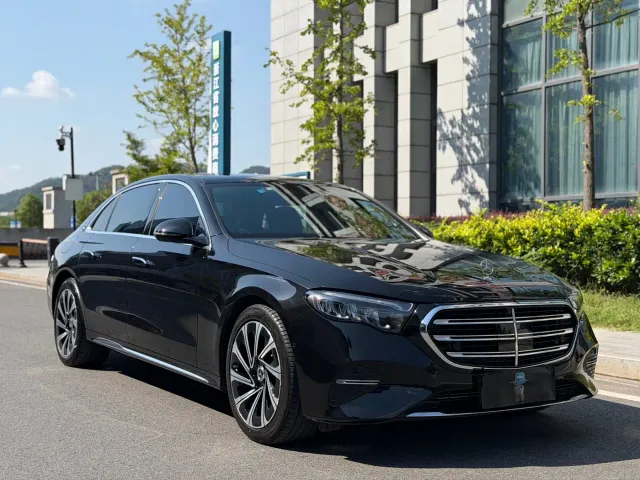 Mercedes-Benz E-Class — Фото автомобиля 3