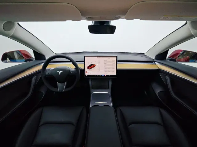 Tesla Model 3 — Фото автомобиля 10