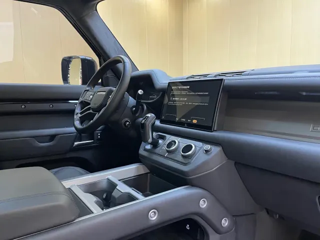 Land Rover Defender — Фото автомобиля 11