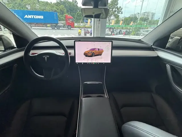 Tesla Model Y — Фото автомобиля 7