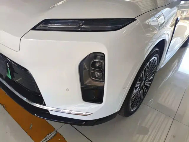 Nio ES8 — Фото автомобиля 23