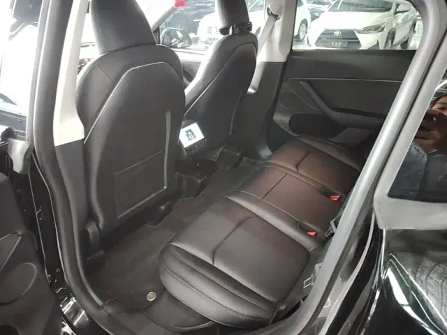 Tesla Model Y — Фото автомобиля 16