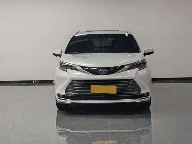 Toyota Sienna — Фото автомобиля 2