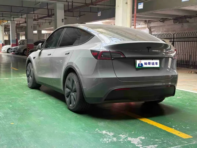 Tesla Model Y — Фото автомобиля 10