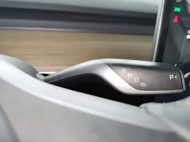 Tesla Model Y — Фото автомобиля 13
