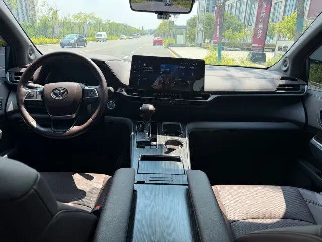 Toyota Sienna — Фото автомобиля 8