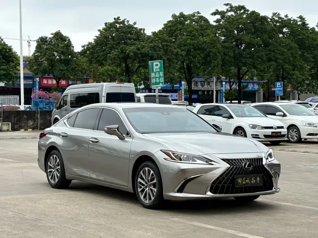 Lexus ES — Фото автомобиля 3