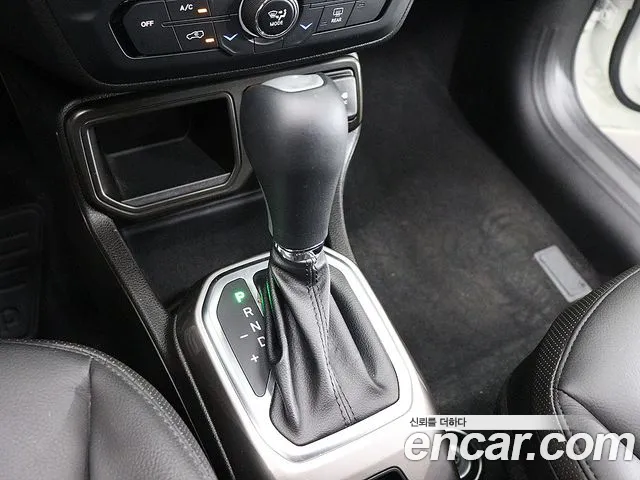 Jeep Renegade — Фото автомобиля 11
