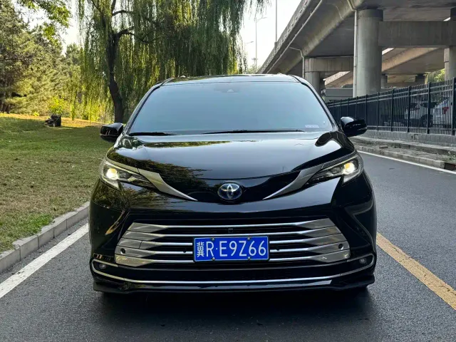 Toyota Sienna — Фото автомобиля 2