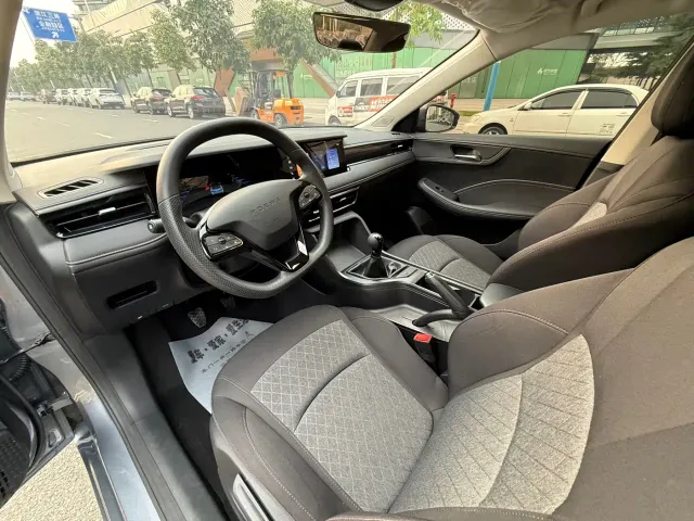 Roewe i5 — Фото автомобиля 12