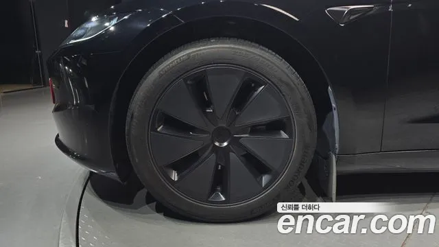 Tesla Model 3 — Фото автомобиля 5