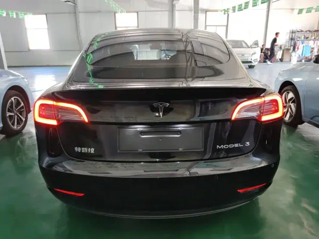 Tesla Model 3 — Фото автомобиля 3