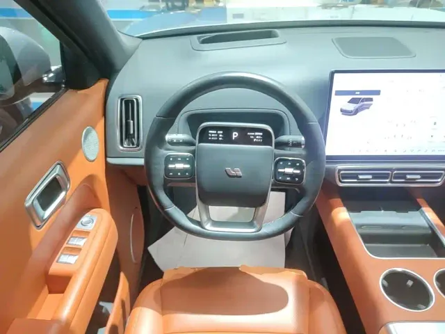 Li Auto L8 — Фото автомобиля 10