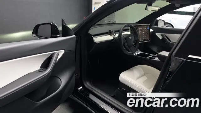 Tesla Model Y — Фото автомобиля 10