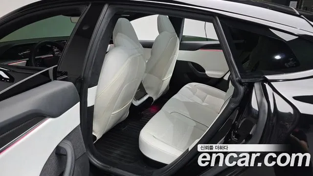 Tesla Model S — Фото автомобиля 25