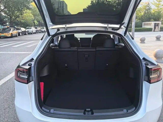 Tesla Model Y — Фото автомобиля 16